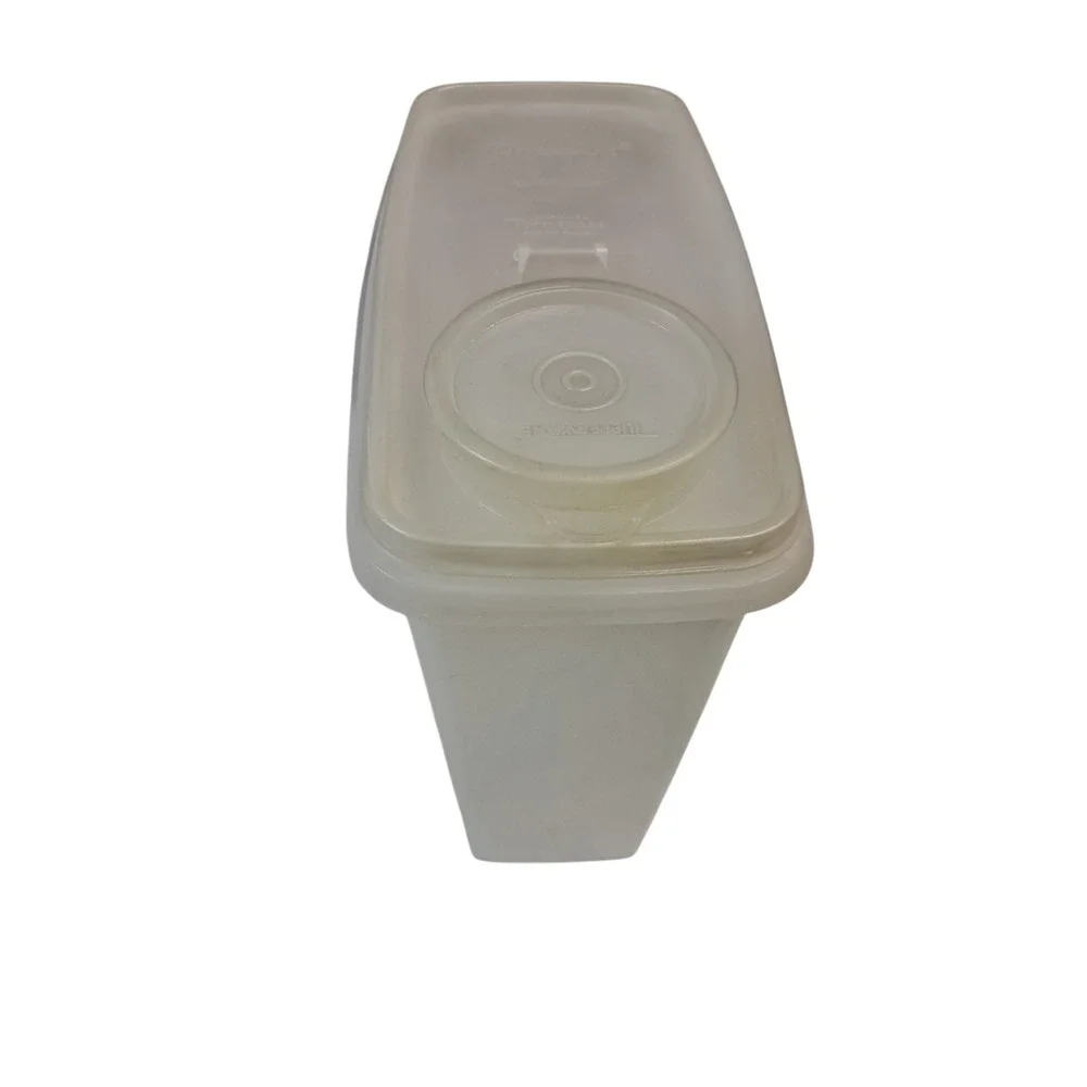 TUPPERWARE 469-6 Cereal Keeper Storage Container Clear w/ Lid 471-3